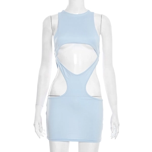 Detailansicht des hellblauen Cut-Out-Kleides mit hohlen geometrischen Mustern