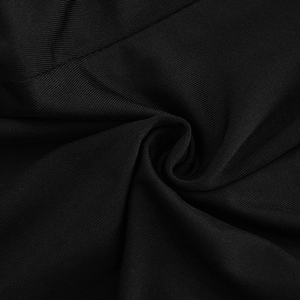 Gros plan sur la texture du tissu côtelé noir montrant le tricot plissé en maille fine