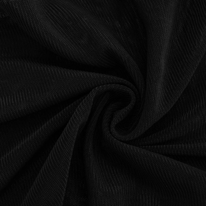 Détail du tissu en maille noire respirante avec texture carrée fine et plis en spirale