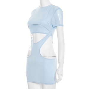 Detailaufnahme von hellblauem Strick-Minikleid mit Cut-outs an Taille und Brust