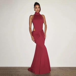 Elegantes weinrotes Neckholder-Maxikleid mit Rückenausschnitt und Taillen-Cut-out-Design
