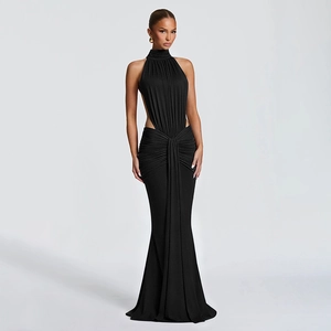 Elegantes schwarzes Neckholder-Kleid, figurbetont, rückenfrei mit seitlichen Cut-Outs