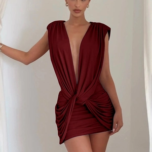 Robe courte moulante sans manches rouge foncé avec décolleté en V et nœud torsadé