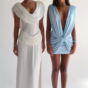 Détail du nœud à la taille et de la texture plissée sur la robe courte bleu clair