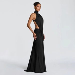 Detail von elegantem schwarzem Neckholder-Maxikleid mit Seitenausschnitten und Raffung