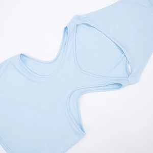 Flach liegendes hellblaues ärmelloses Crop-Top mit Taillenausschnitt und Racerback-Design