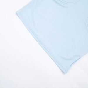 Detail des hellblauen Mesh-Sporttops mit hochelastischem Stoff und flachen Nähten