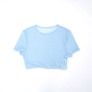 Detailansicht der hellblauen Netzstoff-Textur auf dem kurzärmeligen Crop Top