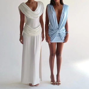 Détail de la mini-robe froncée bleu clair avec décolleté plongeant et coupe moulante