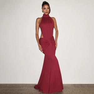 Detail der Taillenausschnitte und Raffungen an einem rückenfreien roten Maxikleid