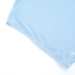 Detailansicht aus nächster Nähe von hellblauem Netzstoff mit feinen Nähten und Textur
