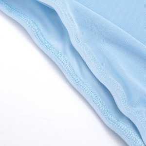 Detailaufnahme von hellblauem Netzstoff mit Wabenstruktur und doppelt genähten Saumdetails