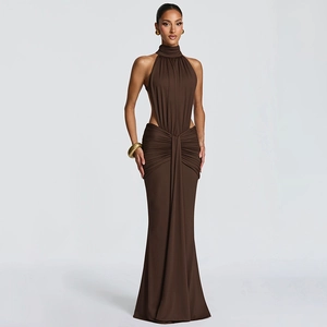 Detailansicht der seitlichen Cut-outs und Raffung am braunen Maxi-Kleid