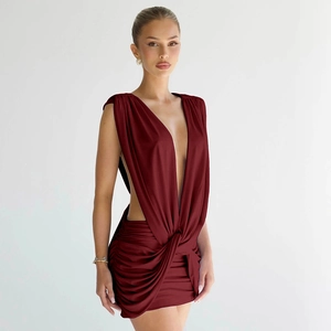 Détail de mini robe bordeaux avec devant torsadé croisé et texture plissée élégante