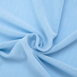 Detail von hellblauem Netzstoff mit feiner atmungsaktiver Stricktextur und weichem Fall