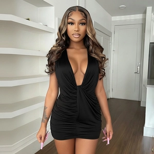 Robe mini noire sans manches à fronces avec décolleté en V profond et coupe ajustée