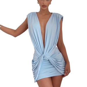 Mini robe sans manches bleu clair pour femmes avec col en V profond et détail de nœud torsadé