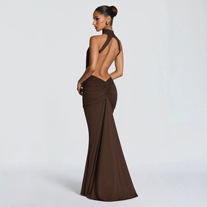 Detail der rückenfreien Form und eleganten seitlichen Raffung an diesem braunen Maxikleid