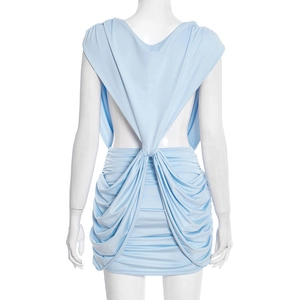 Détail d'une robe moulante bleu clair avec dos nu croisé et texture de tissu plissé