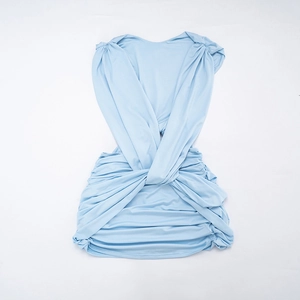 Détail d'une robe courte bleu clair sans manches avec nœud croisé et tissu plissé élégant