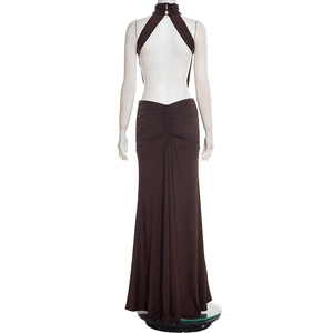 Detailansicht von rückenfreiem Design und Raffungen am braunen Halterneck-Maxikleid