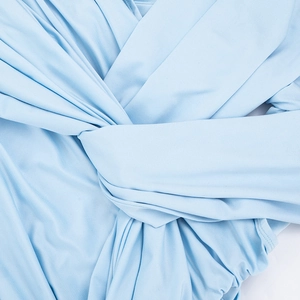 Gros plan détaillé montrant le design torsadé et la texture douce du tissu bleu clair