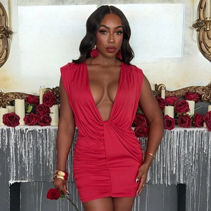 Robe courte sans manches rouge élégante avec col en V et détails drapés ajustés