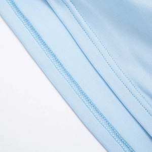 Gros plan sur un tissu en maille bleu clair montrant les coutures et la texture côtelée