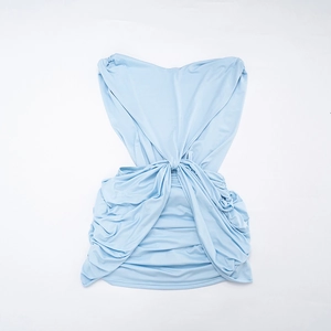Détail de la robe courte bleu clair avec fronces, nœud frontal et texture du tissu extensible