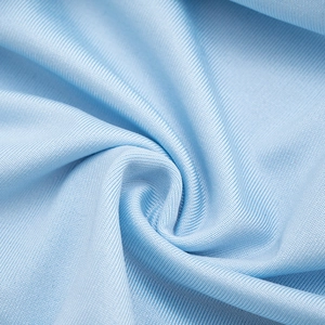 Détail du tissu plissé bleu clair avec fine texture côtelée et drapé très souple