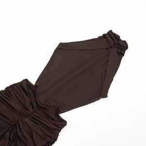 Detailansicht kaffeebraunes Kleid mit Raffung, Neckholder und Knöpfen aus elastischem Strick