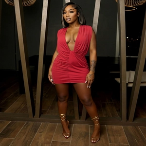 Détail de la mini-robe rouge à décolleté en V plongeant avec effet drapé ajusté