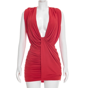 Détail du décolleté plongeant en V et du tissu froncé élégant de cette mini robe rouge