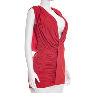 Détail des fronces horizontales latérales sur le tissu d'une mini-robe rouge