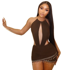 Sexy dunkelbraunes Neckholder-Bodycon-Kleid mit Cut-Out und ethnischen Quasten-Details