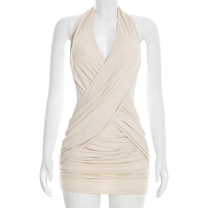 Détail de la mini-robe beige avec encolure licou croisée et détails froncés