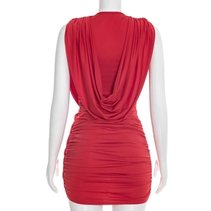 Détail d'une robe moulante rouge sans manches avec dos drapé et volants horizontaux