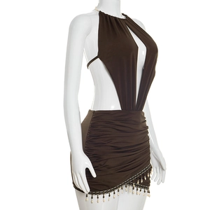 Detail von dunkelbraunem rückenfreiem Neckholder-Kleid mit seitlicher Raffung und Quasten