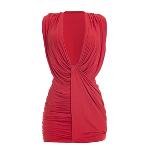 Détail de la robe courte rouge sans manches avec décolleté en V et plis à la taille
