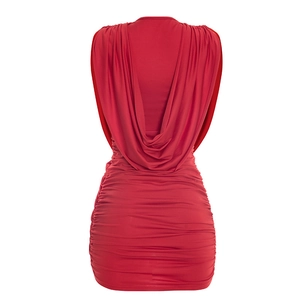 Détail de l'élégant dos bénitier et de la texture froncée sur la mini robe rouge