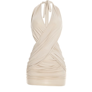 Détail de la robe licou beige froncée avec un design croisé élégant sur le devant