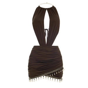 Nahaufnahme der gerafften Textur und Boho-Fransen mit Muschelanhängern am Neckholder-Kleid