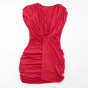 Détails de la robe courte sans manches rouge avec taille nouée et texture de tissu plissé