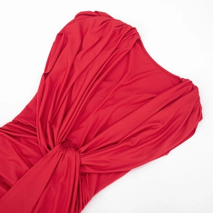 Détail de la robe courte rouge sans manches avec plis drapés et design torsadé