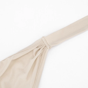 Détail des coutures de la bride croisée sur le tissu de la robe mini moulante