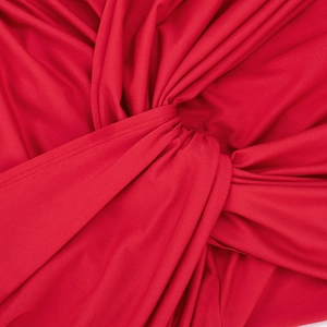 Gros plan sur la robe rouge courte avec nœud torsadé central et drapé élégant