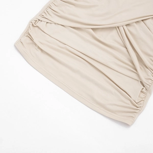 Détail d'une mini robe beige clair avec des fronces complexes et des coutures asymétriques