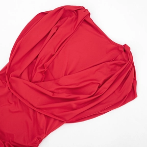 Détail rapproché du tissu rouge plissé et du drapé élégant sur la robe courte ajustée