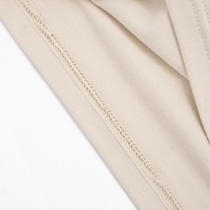 Détails macro des coutures et surjets de haute qualité sur la robe mini beige