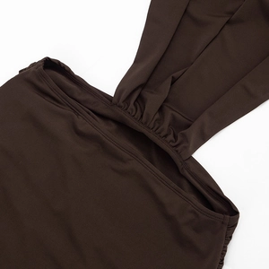 Detailansicht des dunkelbraunen Strickkleides mit elastischem Stoff und plissiertem Kragen